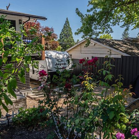 Chic Rv Retreat, Stunning Yard In Roseburg Hotel Buitenkant foto