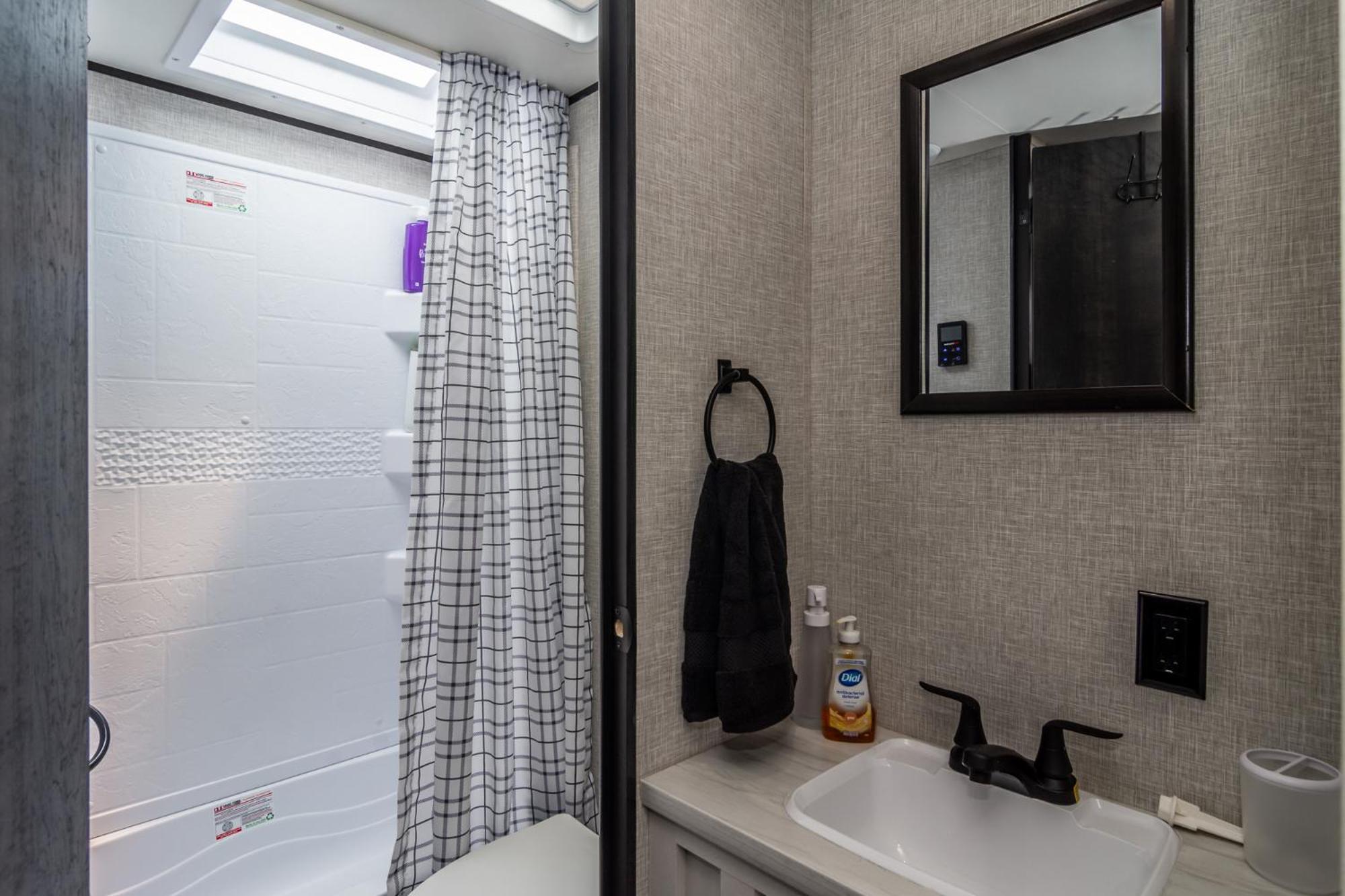 Chic Rv Retreat, Stunning Yard In Roseburg Hotel Buitenkant foto