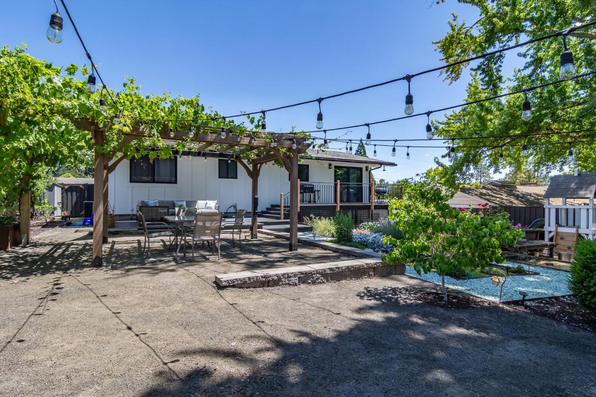 Chic Rv Retreat, Stunning Yard In Roseburg Hotel Buitenkant foto